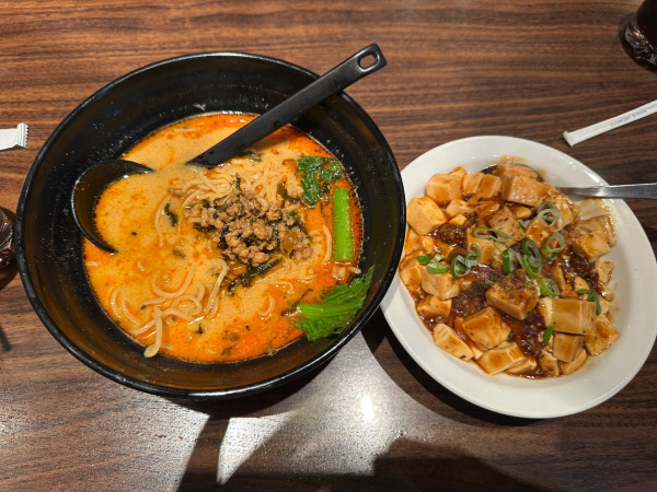 「ラーメンセット（担々麺＋麻婆豆腐丼）950円」@上海華龍 ヤマダ電機LABI1高崎店の写真