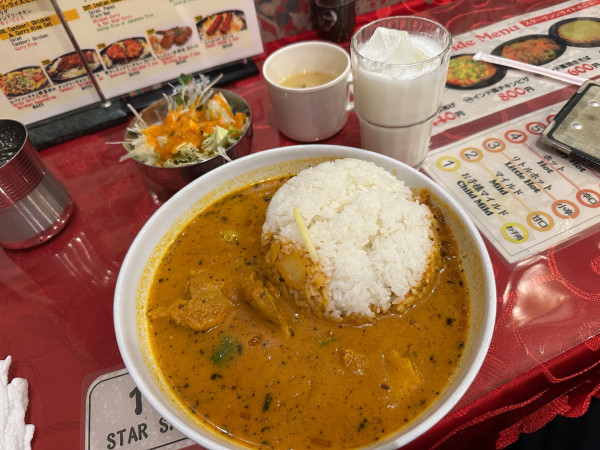 「チキンスープカリーセット（並盛・4辛・ラッシー）900円」@スターサンジ LABI1高崎店の写真