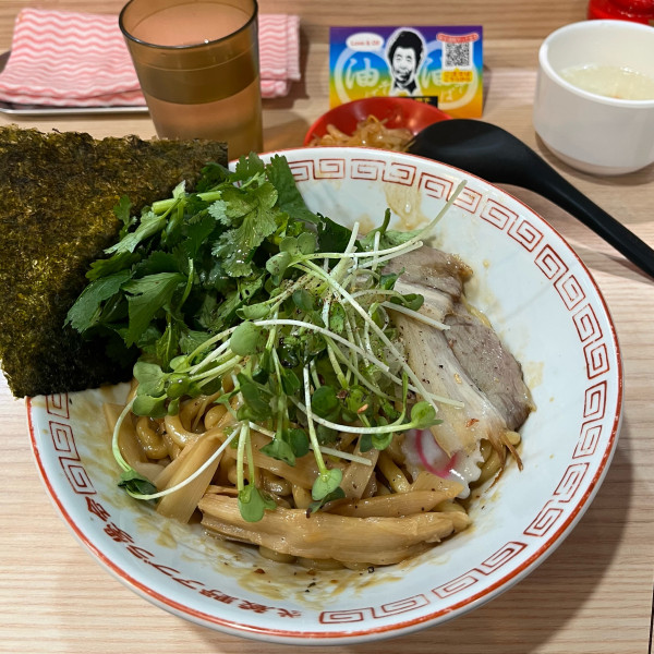 「パクチー油そば 並盛り」@武蔵野アブラ學会 神田店の写真