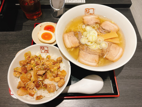 「塩味の喜多方ラーメン＋わさび醤油の焼豚ご飯セット」@喜多方ラーメン坂内 博多駅前店の写真