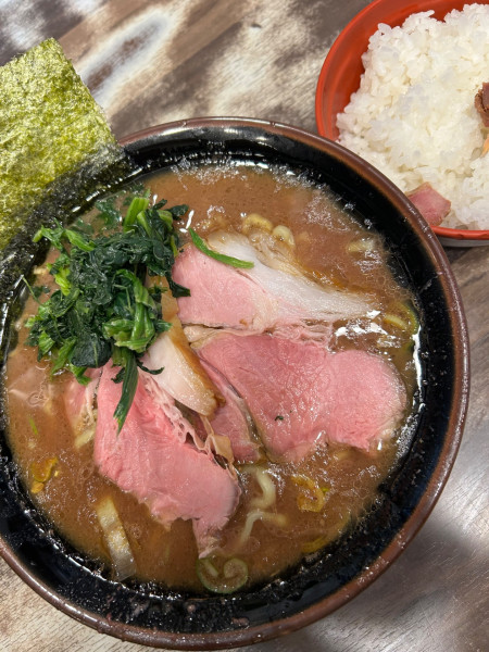 「ラーメン　950円　小ライス　130円」@神田ラーメン わいず 神田本店の写真