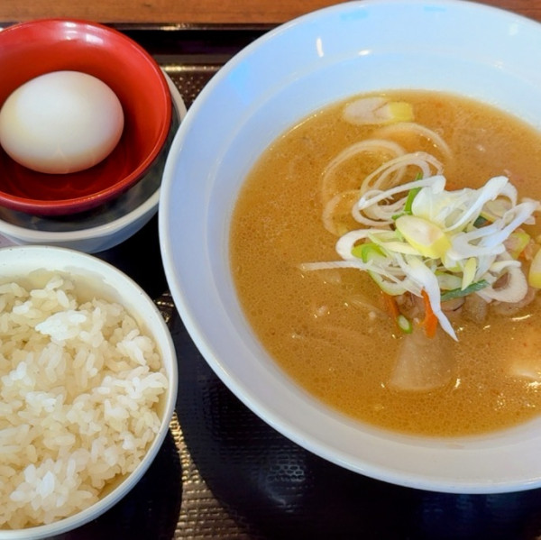 「朝豚汁らーめん たまかけ朝食(麺少なめ)¥430」@北海道らぁめん 伝丸 水戸笠原店の写真