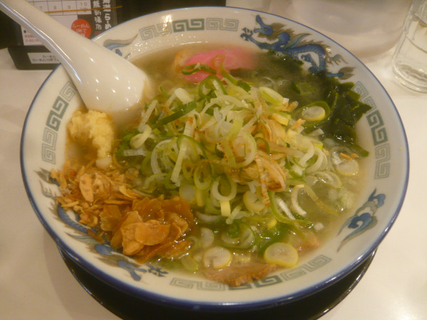 「函館　塩らーめん（麺小盛り、+ネギ（トッピングサービス）」@北海道らーめん みそ熊 新橋店の写真