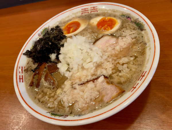 「【季節限定 冬】背脂煮干しラーメン＋味玉」@自家製手もみ麺 鈴ノ木の写真