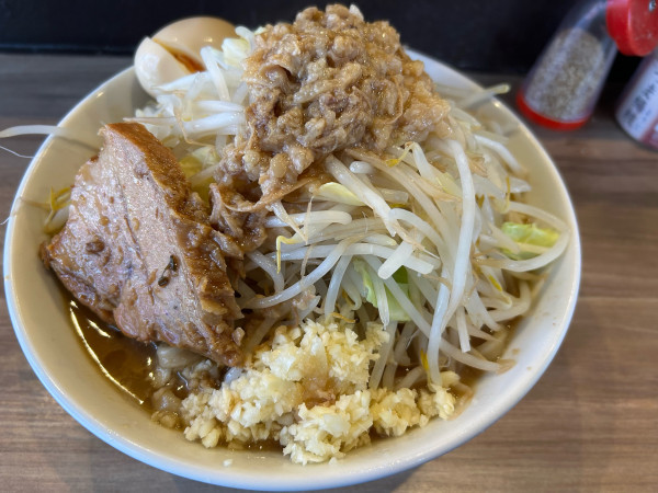 「国産豚小ラーメン(ニンニクアブラマシマシ)+くずれ味玉」@豚仙人 鶴見店の写真