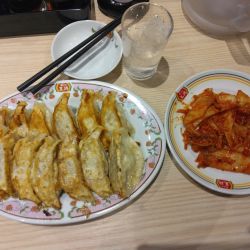 餃子2人前682円、キムチ165円