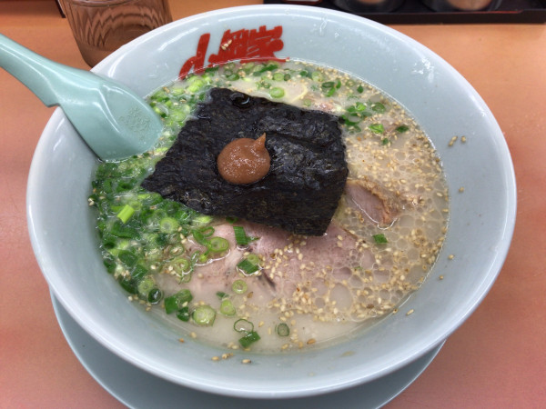 「朝ラーメン(多め、濃いめ)+クーポンコロチャー 530円」@ラーメン山岡家 上尾店の写真