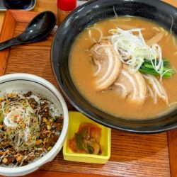 味噌らーめん¥750＋とっちゃんのチャーシュー丼¥400他