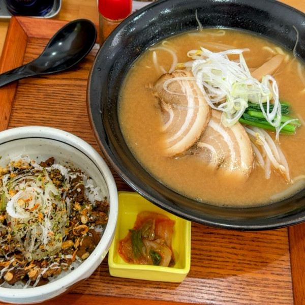 「味噌らーめん¥750＋とっちゃんのチャーシュー丼¥400他」@らーめん はなはなの写真
