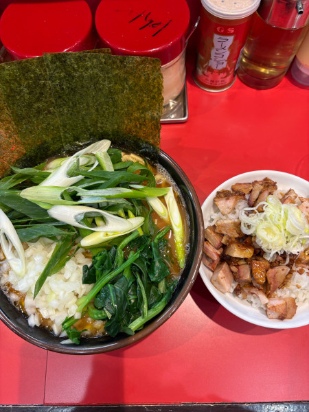 「らーめん並　九条ネギ玉ねぎ　チャーシューまぶし」@横浜家系ラーメン 駒岡家の写真