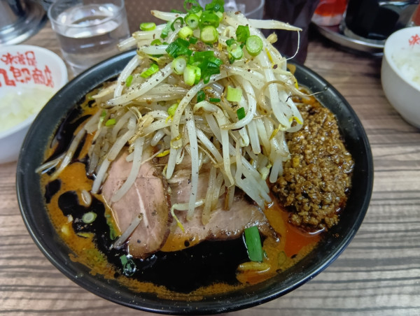 「辛味噌らーめん大盛　刻み玉ねぎ＆もやし追加　一口ライス」@味噌屋八郎商店 新宿店の写真