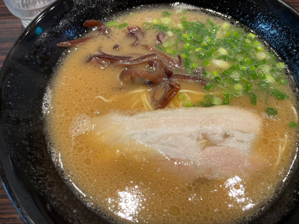 「豚骨ラーメン：800円ハリガネ＋替え玉ハリガネ：120円」@郡山豚骨 雄嘉の写真