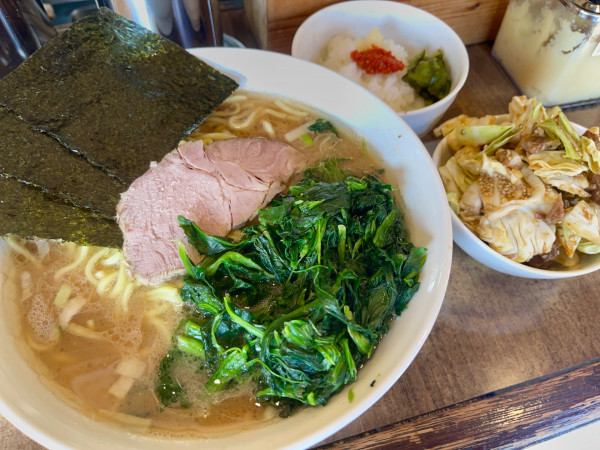 「ラーメン 大  TPほうれん草  キャベチャー」@ラーメンチョップの写真