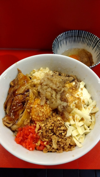 「ジャンク+麺300g+生卵」@まぜそばマゼロー 船橋店の写真