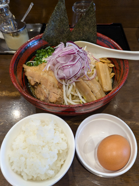 「濃豚にんにく背脂まぜそば」@自家製多加水極太麺 ISAMIの写真