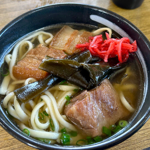 「そば（小）＋トッピングソーキ１個」@宮里そばの写真