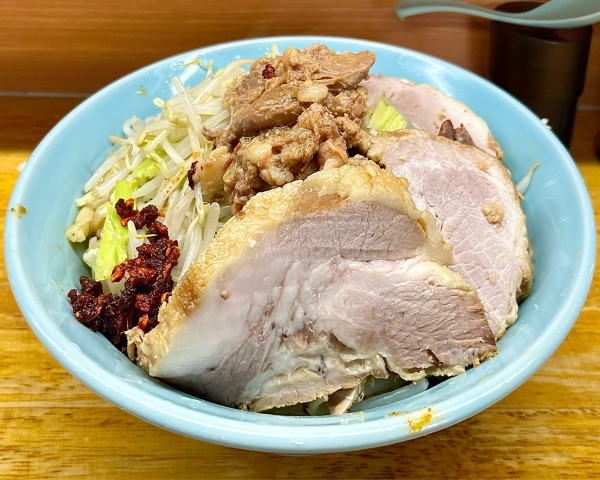 「多摩地区コラボ限定 真冬の冷やし麺 麺大盛 ぶた増し」@ラーメン二郎 立川店の写真