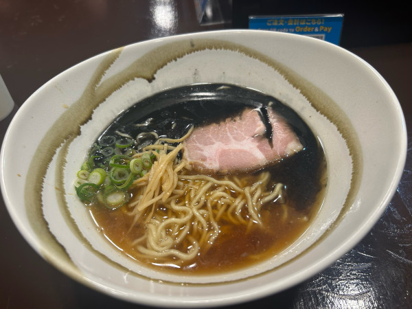 「醤油らーめん850円」@ラーメンニキ新橋の写真