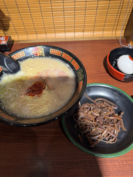 「ラーメンキクラゲ玉子トッピング」@一蘭 池袋店の写真