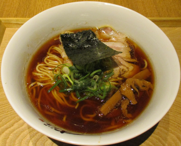 「醤油らぁ麺　1200円」@らぁ麺すぎ本 丸の内店の写真