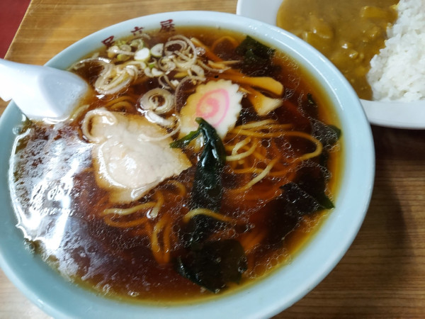 「ラーメンと半カレーライスセット 800円」@足立屋の写真