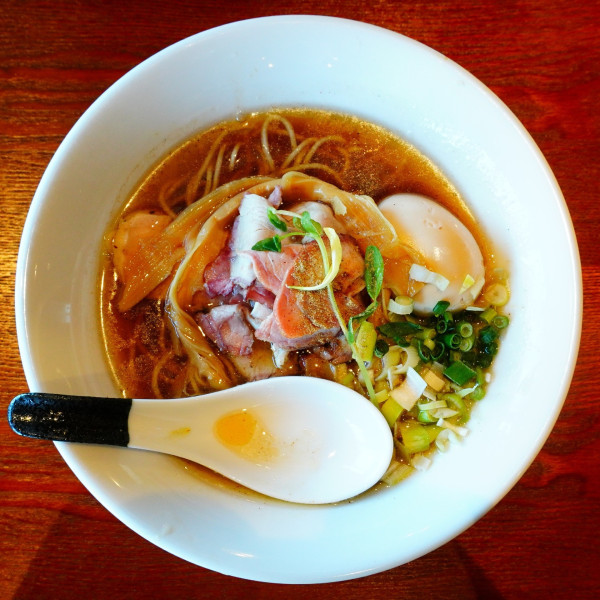 「【限定①】中華鶏蕎麦＋打ち込み式 味玉」@佐波理の写真