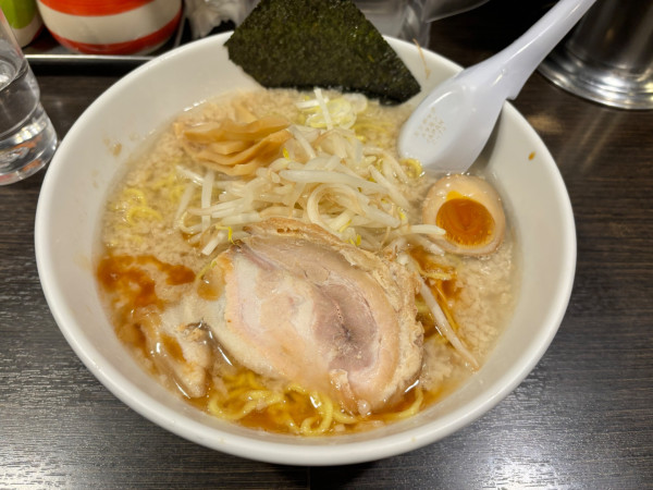 「豚骨醤油背脂らーめん中盛かためこってり」@屋台とんこつらーめん めん吉 柏駅店の写真