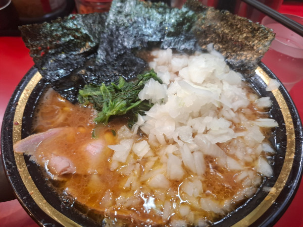 「ラーメン９００円+タマネギ１５０円」@環2家の写真