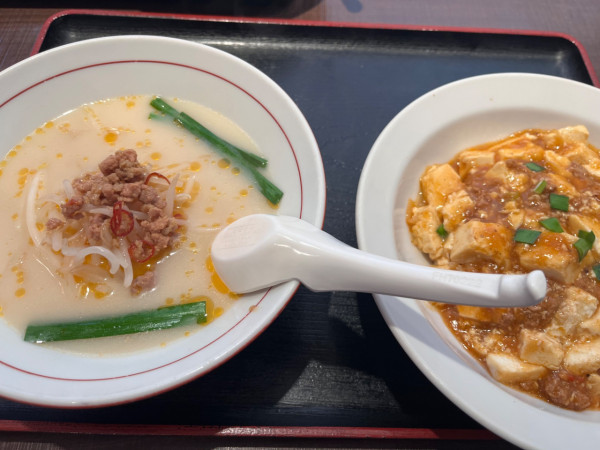 「ラーメンセット750円(豚骨台湾ラーメン＋マーボー飯)」@中華料理 満味楼 中州店の写真