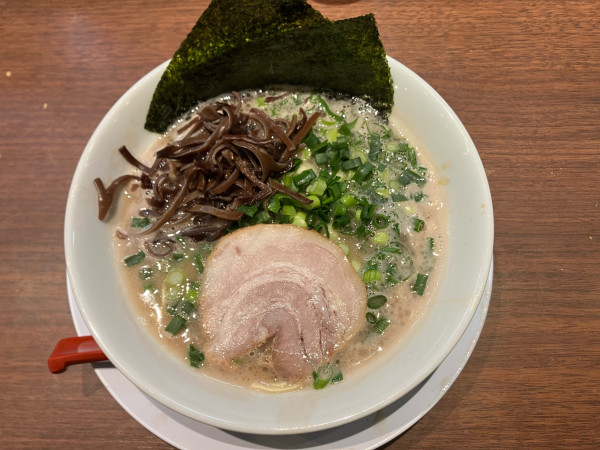 「ネギラーメン980円＋きくらげ(サービストッピング)」@ばってんラーメン 町田店の写真