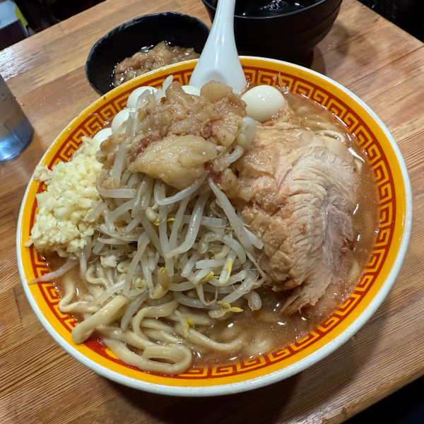 「ラーメン360g麺硬め ・うずらの玉子 『コール』 ニンニク・ア」@えどもんどの写真