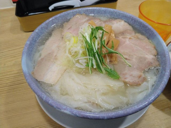 「塩ワンタンメン（チャーシュー・ワンタン増し）」@ワンタンメンの満月 京都拉麺小路店の写真