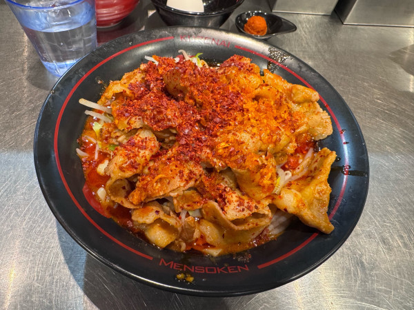 「鬼紅 1050　バラ肉増し＋280　辛味噌追加＋50」@麺創研 紅 府中の写真