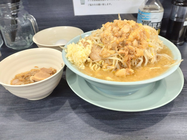 「ラーメン少なめ＋アブラマシ＋生タマゴ」@オリバーヌードルの写真