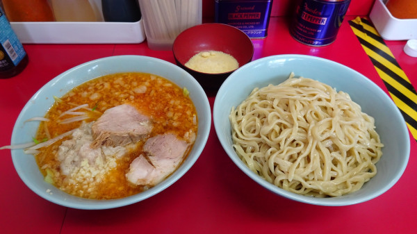 「小ラーメン（940円）＋トマたまつけ麺チーズ入り＋粉チーズ」@ラーメン二郎 中山駅前店の写真