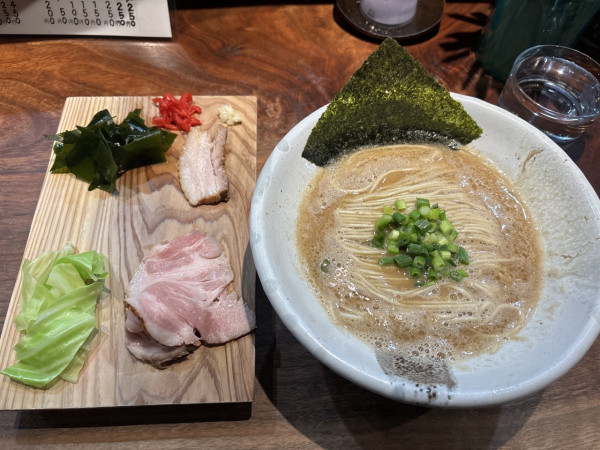 「岩中豚と博多地鶏で支えた吸収豚骨」@NATURAL TASTEの写真