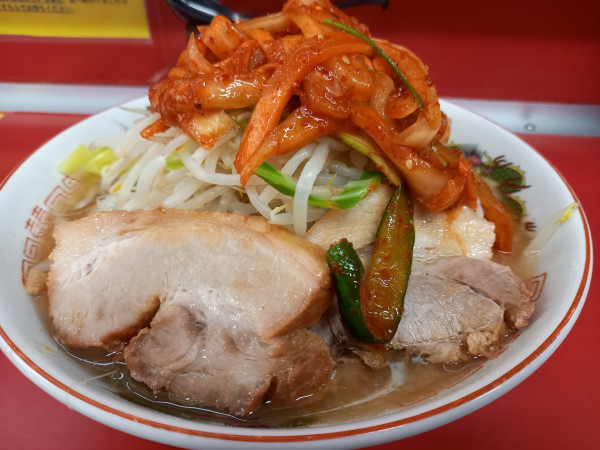 「小麺少なめ+スーパーキムチ」@ラーメン二郎 湘南藤沢店の写真