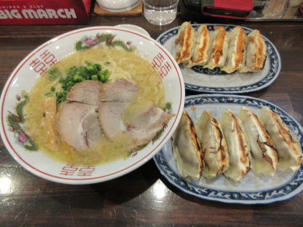 「鶏白湯ラーメン（６４０円）＋餃子×２　５６０円」@活龍大衆麺処 真壁屋 土浦駅西口店の写真