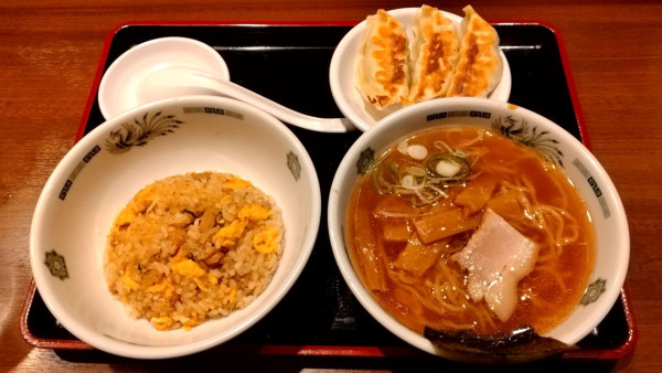 「半ラーメン＋半炒飯＋3餃子_680円」@来来軒 南銀座店の写真