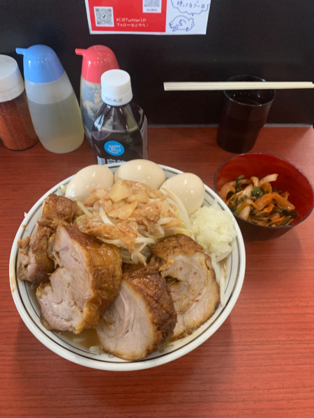 「チャーシュー麺＋チャーシュー＋味玉×③＋ニラ玉キムチ」@ラーメン一太豚の写真