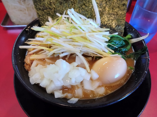 「ネギラーメン＋タマネギ、煮卵」@家系ラーメン たつ家の写真