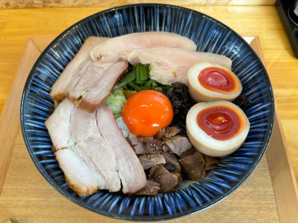 「特製旨辛まぜそば」@JAPANESE RAMEN マンちゃん 住吉店の写真