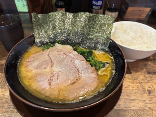 「ラーメン930円大盛100円大盛ライス100円」@横浜醤油豚骨ラーメン 銀十の写真