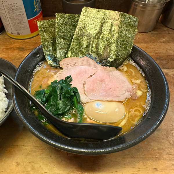 「味玉ラーメン+ライス ¥950+100」@家系ラーメン 傳助の写真