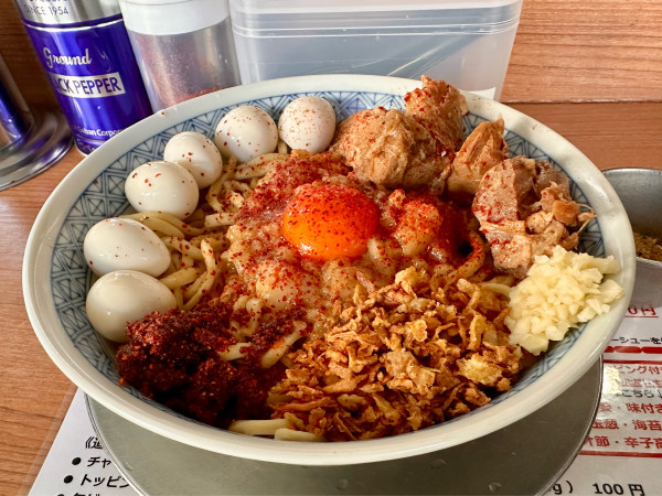 「辛釜玉ラーメン大盛り＋うずらW」@ラーメン ぶぅさんの写真