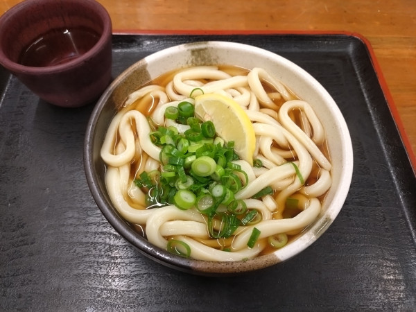 「温ぶっかけうどん330円」@麺処 綿谷 丸亀店の写真