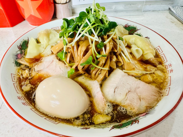 「【限定】平打ち手揉み麺のワンタンサバブラック【1750円】」@ラーメン星印の写真