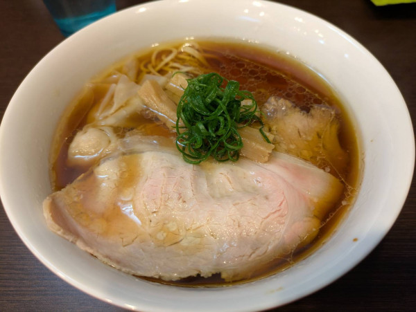 「醤油らーめん(1000円)+わんたん(200円)」@とものもとの写真