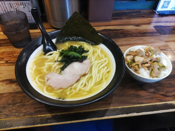 「太麺＋ミニチャーシュー飯」@豚骨醤油らーめん 誠屋 八幡山本店の写真