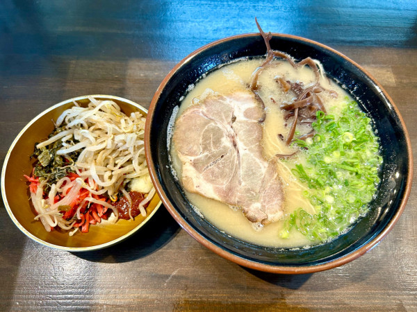 「博多ラーメン(800¥)」@博多らーめん 麺屋 小鉄 日立店の写真